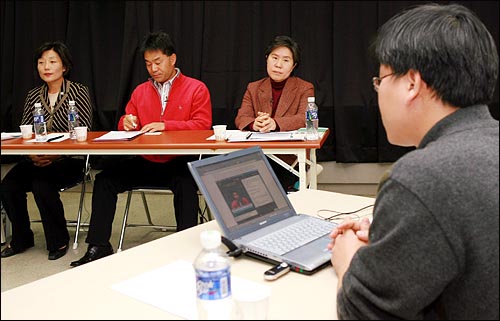 4일 오마이뉴스가 주최한 전교조 위원장 후보자 초청 토론회에 세 후보가 나란히 앉아 교육현안에 대한 질문에 답변하고 있다. 사진 오른쪽부터 장혜옥, 강신만, 정진화 후보. 